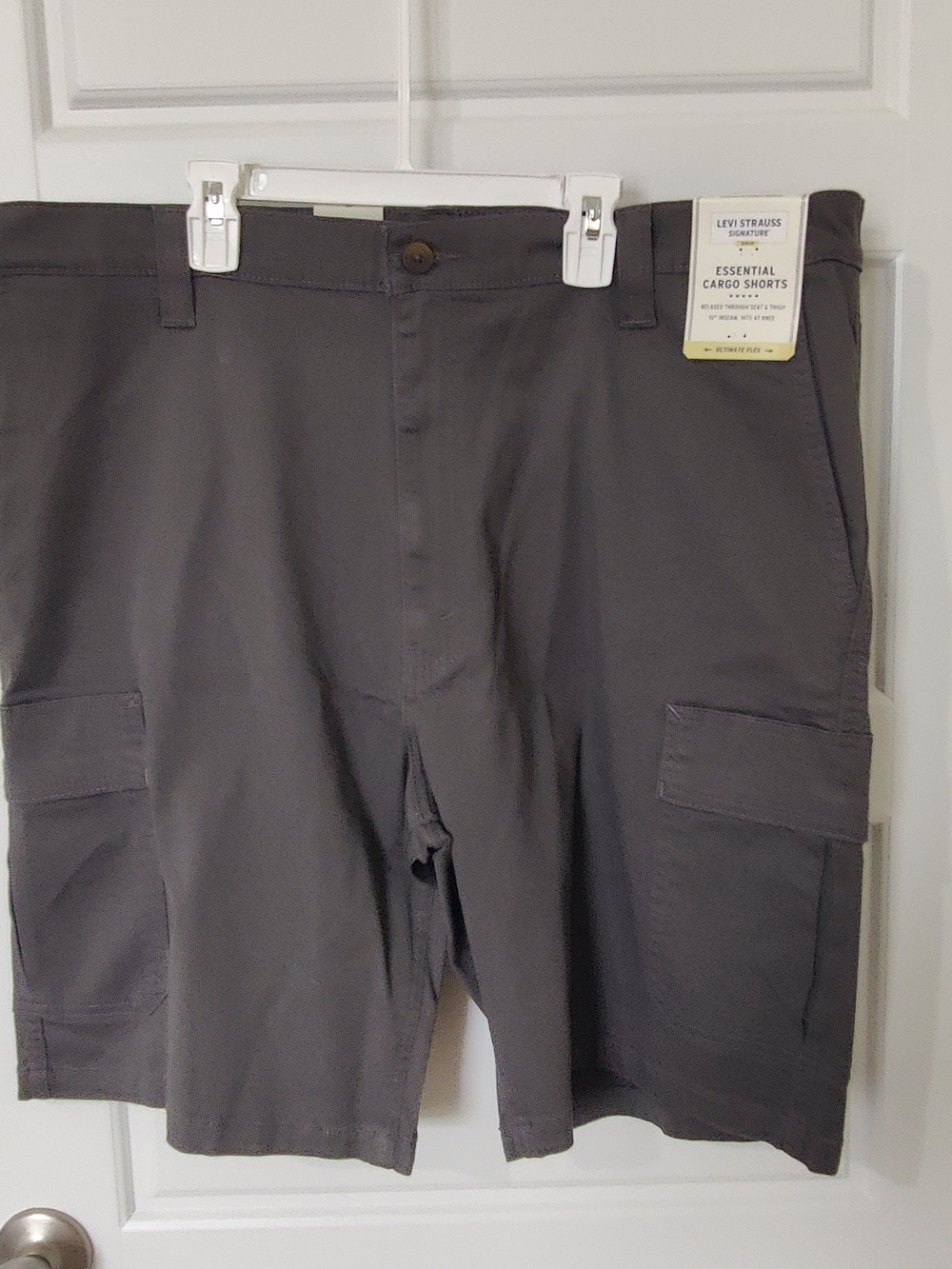 Levi's Essential Cargo Shorts in Charcoal